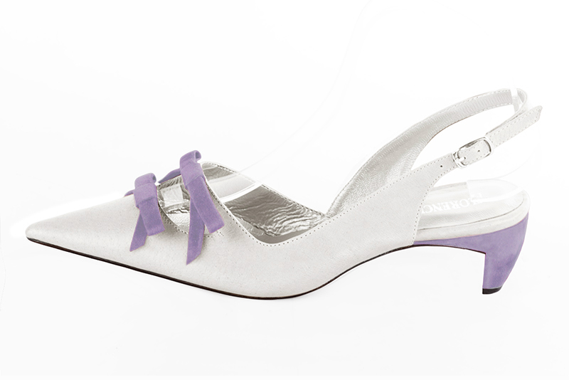 Pure white and lilac purple women's open back shoes, with a knot. Pointed toe. Low comma heels. Profile view - Florence KOOIJMAN